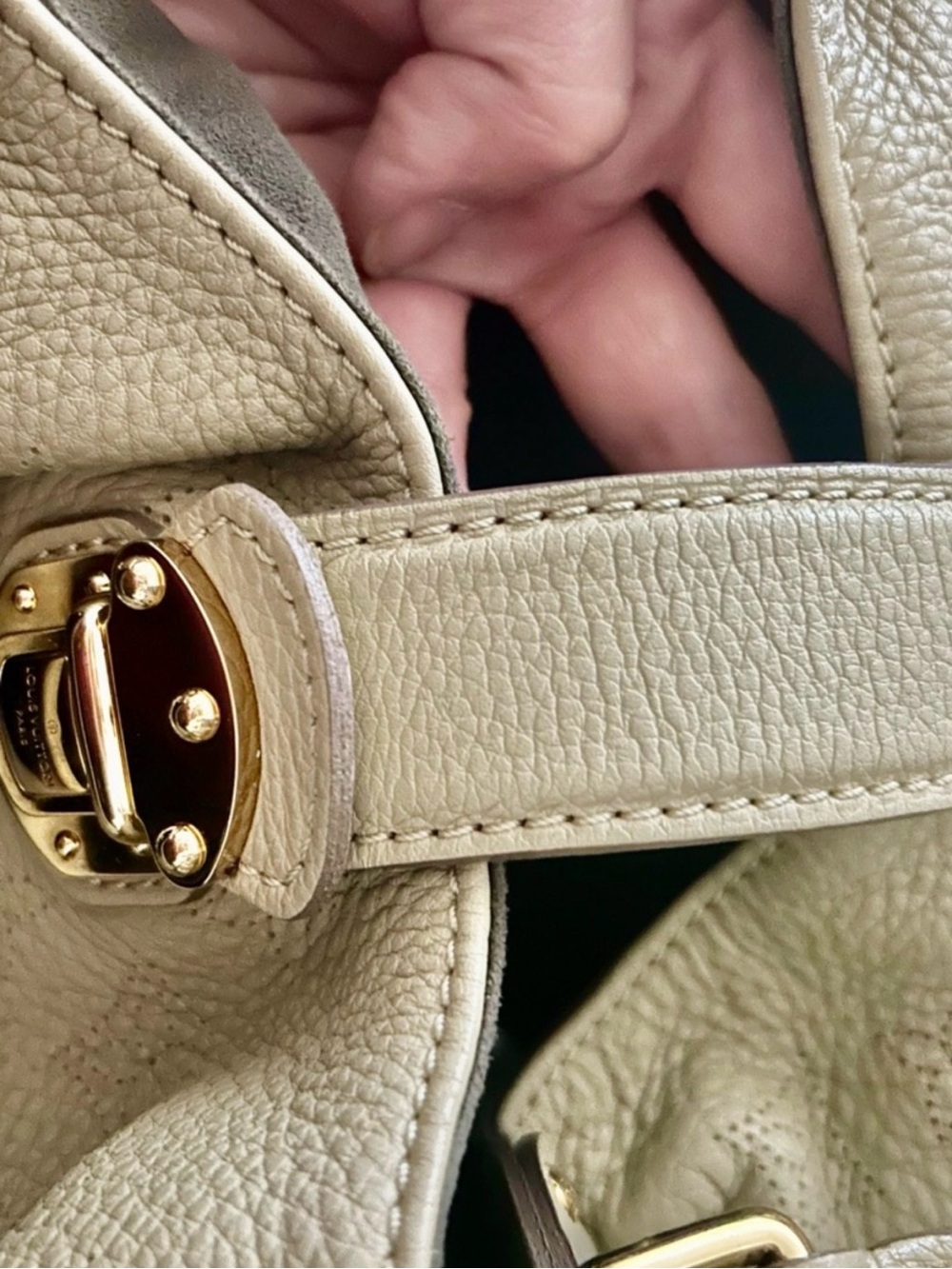 Louis Vuitton “Mahina” Shoulder Bag - Large. Pristine Condition! - Picture 4 of 15